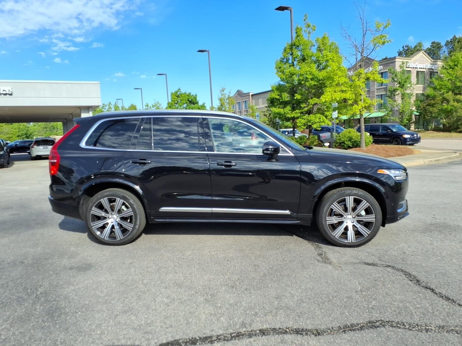 Certified 2023 Volvo XC90 B6 Ultimate w/ Lounge Package AWD/4WD image 2