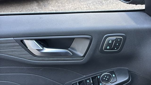 Used 2023 Ford Escape Platinum image 9