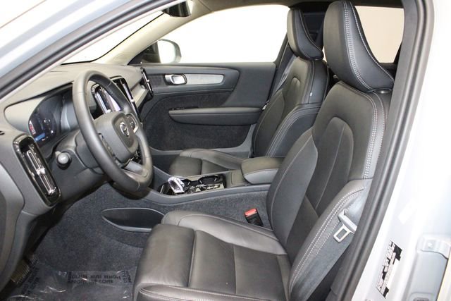 Used 2025 Volvo XC40 B5 Plus image 13