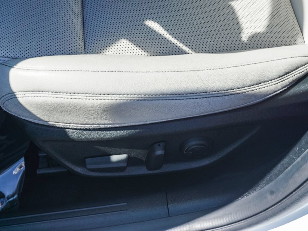 Used 2025 Genesis G70 2.5T RWD image 19