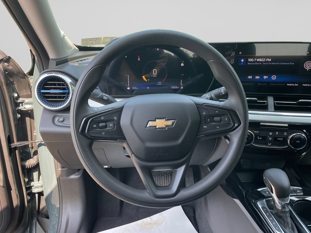 Used 2025 Chevrolet Trax LT FWD image 22