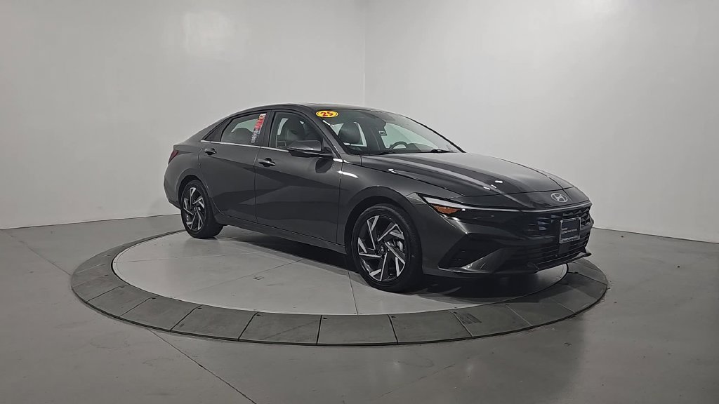 Certified 2025 Hyundai Elantra Limited w/ Cargo Package FWD image 9