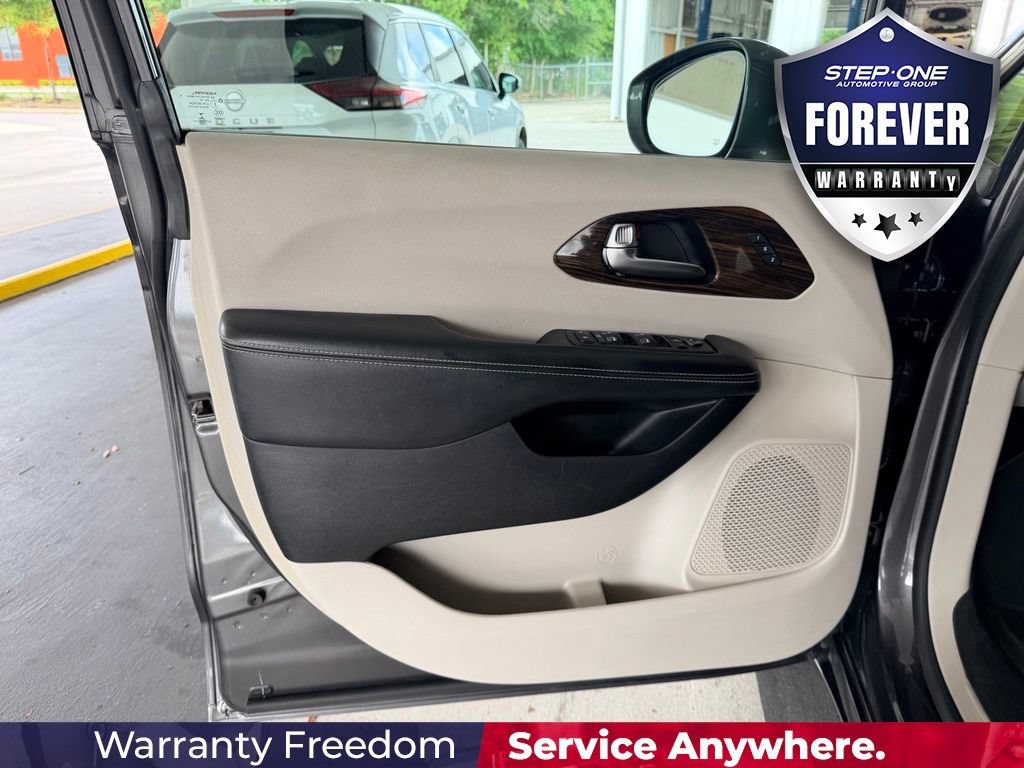 Used 2021 Chrysler Pacifica Limited AWD/4WD image 11