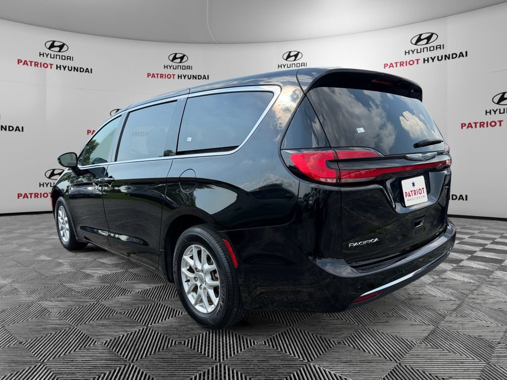 Used 2025 Chrysler Pacifica Select FWD image 5