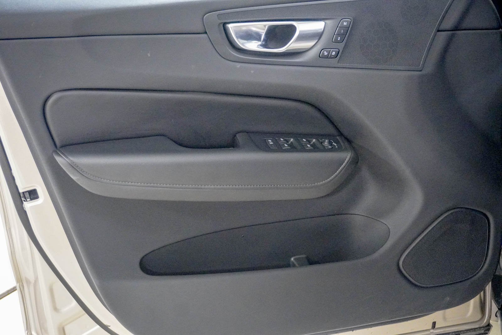 Used 2025 Volvo XC60 B5 Plus image 16