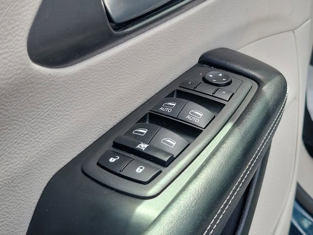 Used 2022 Chrysler Pacifica Touring-L AWD/4WD image 16