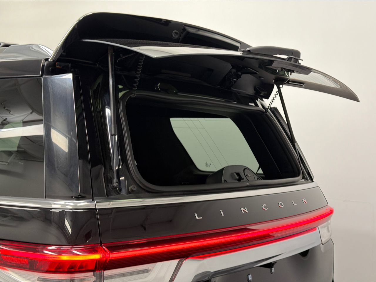 Used 2024 Lincoln Navigator Reserve w/ Monochromatic Package image 8