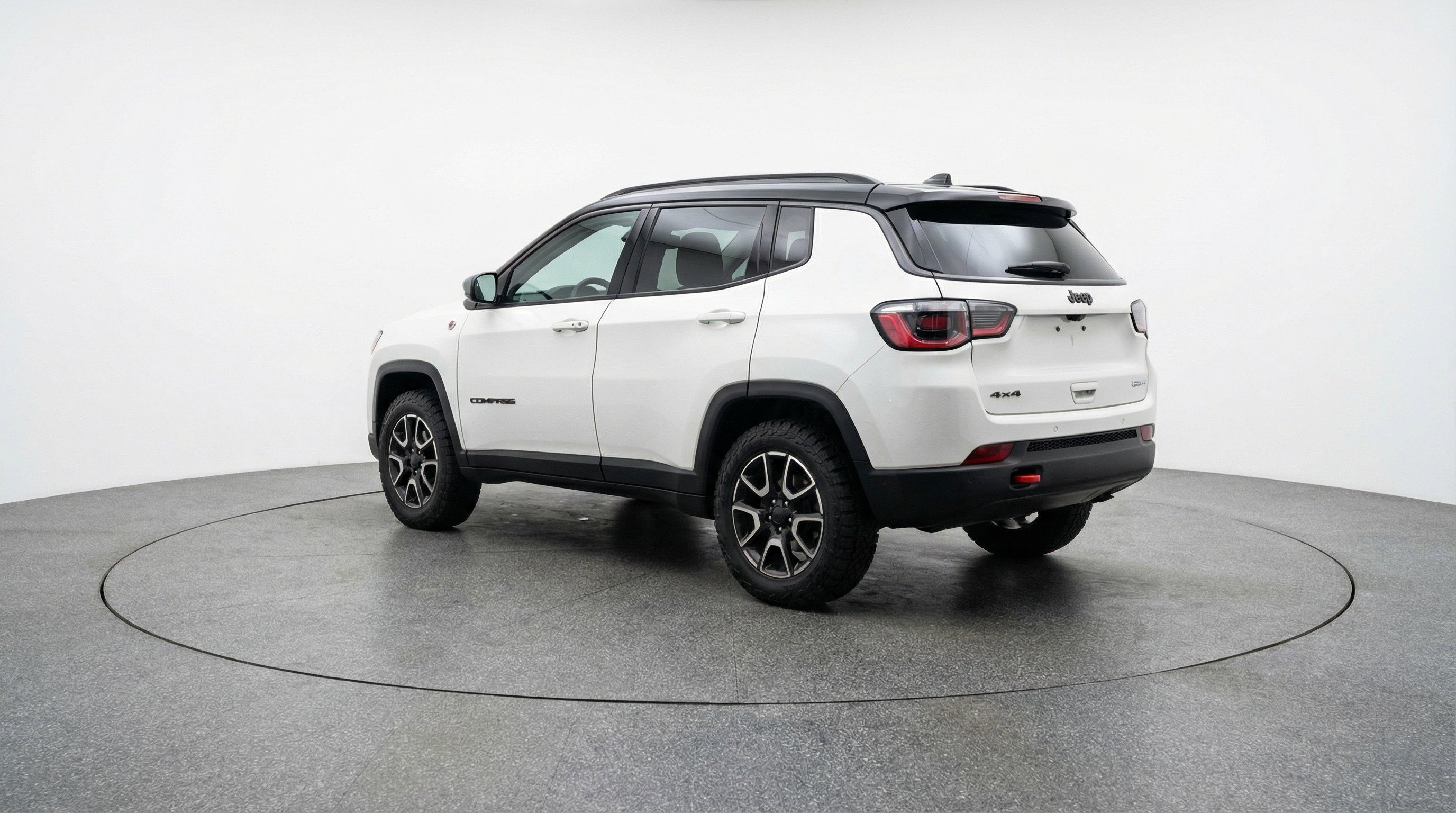Used 2025 Jeep Compass Trailhawk image 6
