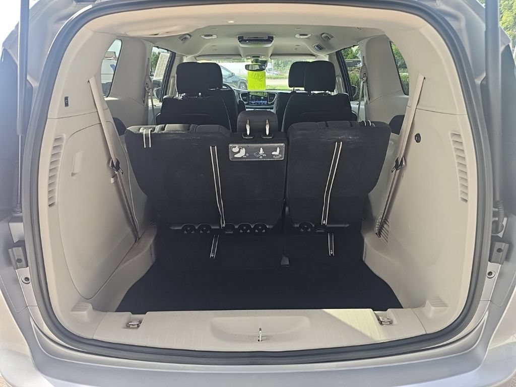 Used 2021 Chrysler Pacifica Touring FWD image 33