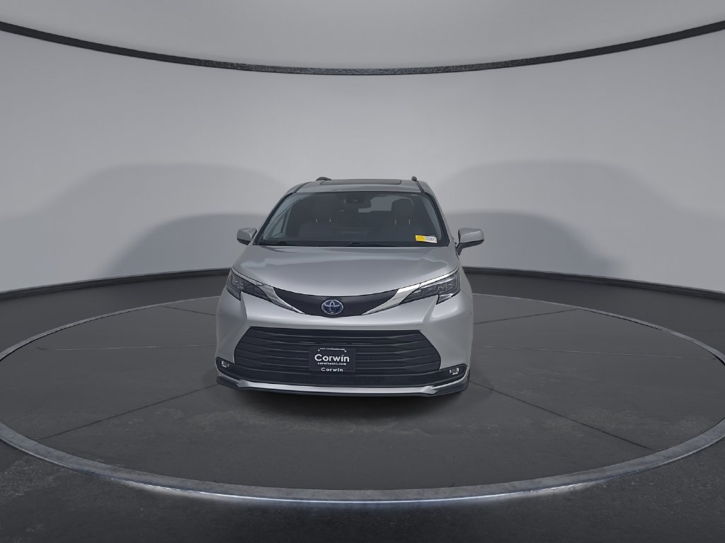 Used 2025 Toyota Sienna XLE FWD image 5