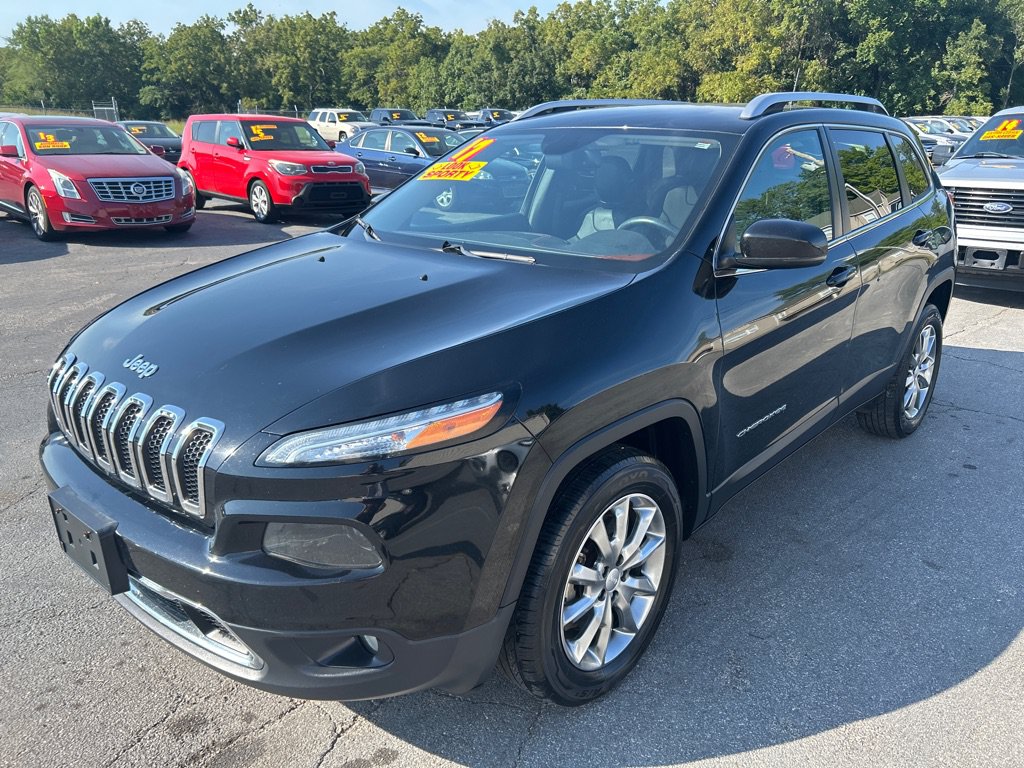 Used 2017 Jeep Cherokee Limited AWD/4WD image 2