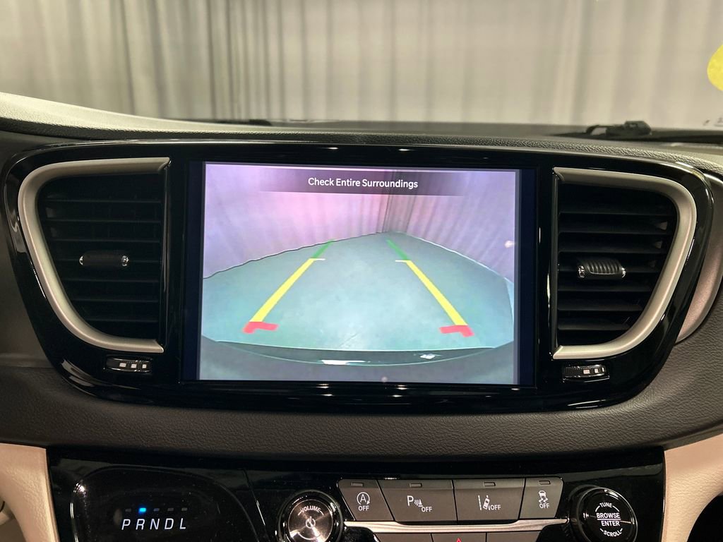 Used 2024 Chrysler Pacifica Touring-L FWD image 18