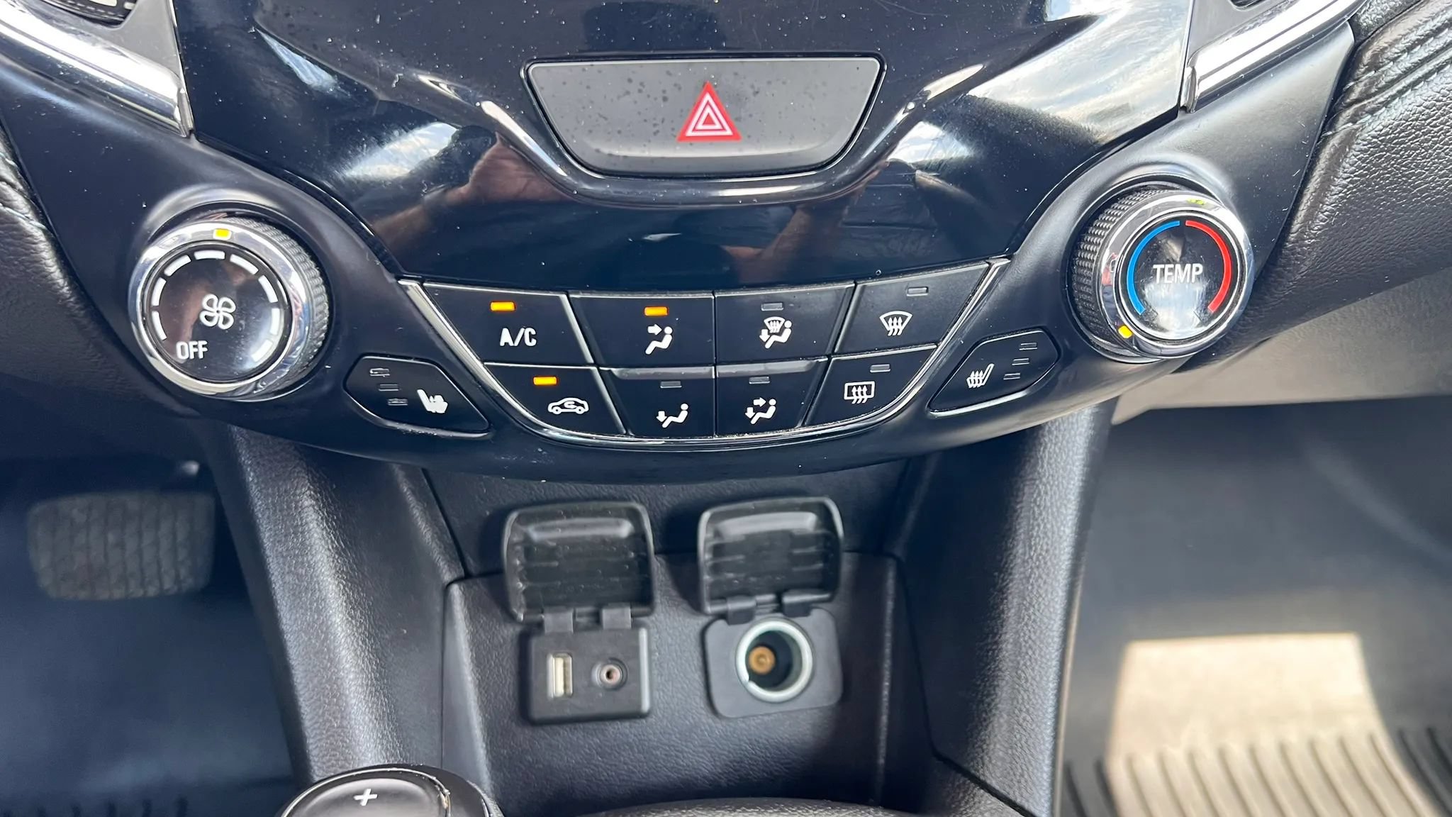 Used 2018 Chevrolet Cruze Premier FWD image 28