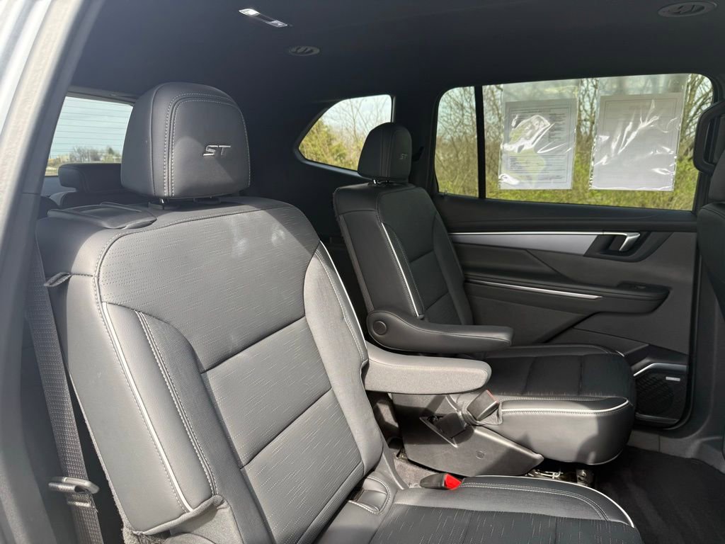 Used 2025 Buick Enclave Sport Touring image 17