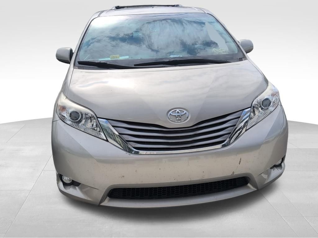 Used 2017 Toyota Sienna XLE w/ XLE Navigation Package FWD image 2