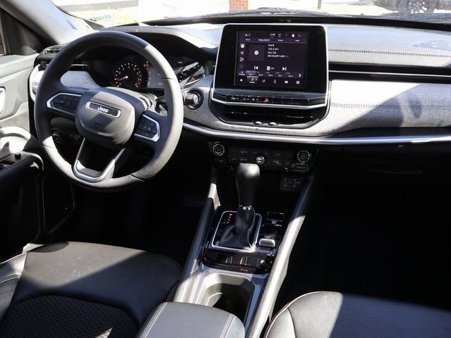 Used 2025 Jeep Compass Latitude w/ Sun & Sound Group image 16