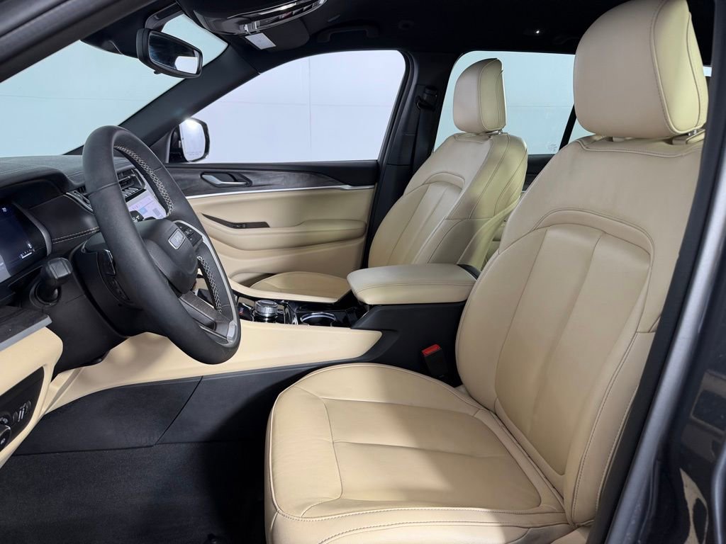 Certified 2023 Jeep Grand Cherokee Limited w/ Black Appearance Package image 22