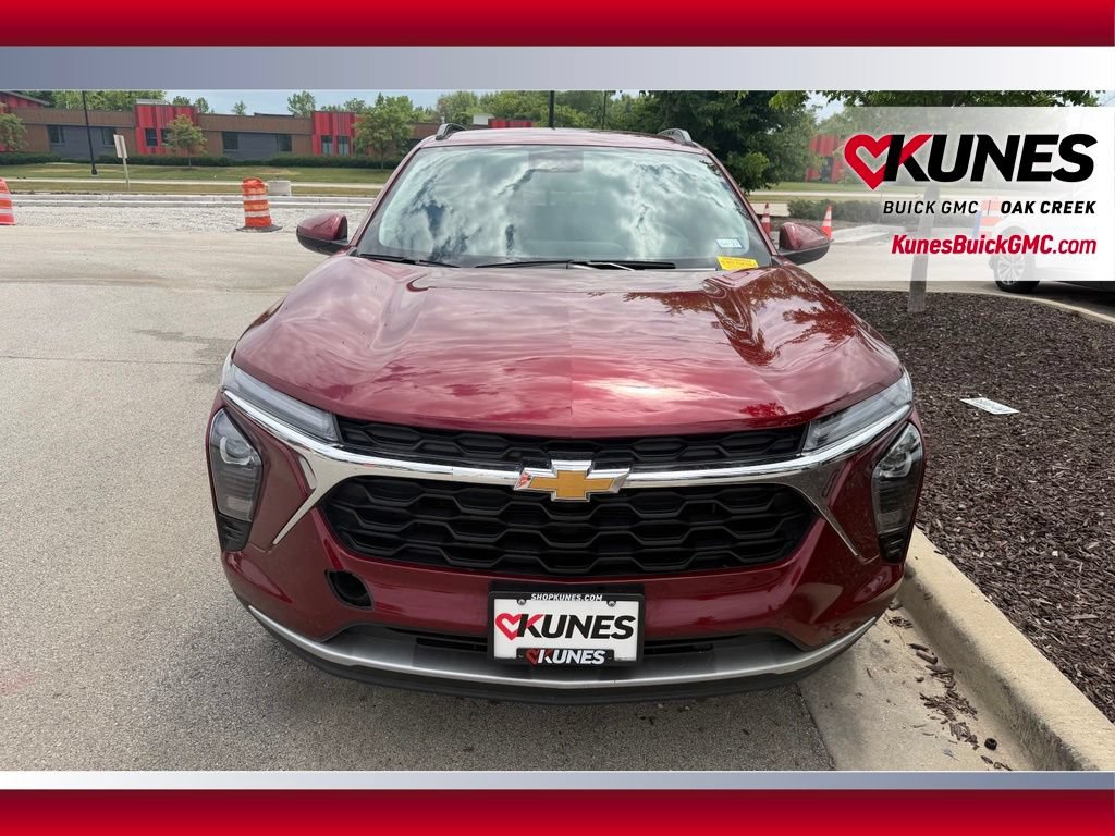 Used 2025 Chevrolet Trax LT FWD image 3