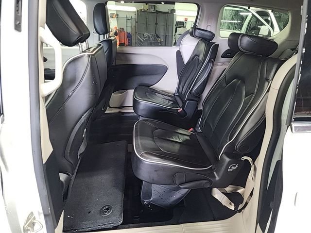 Used 2023 Chrysler Pacifica Limited image 10