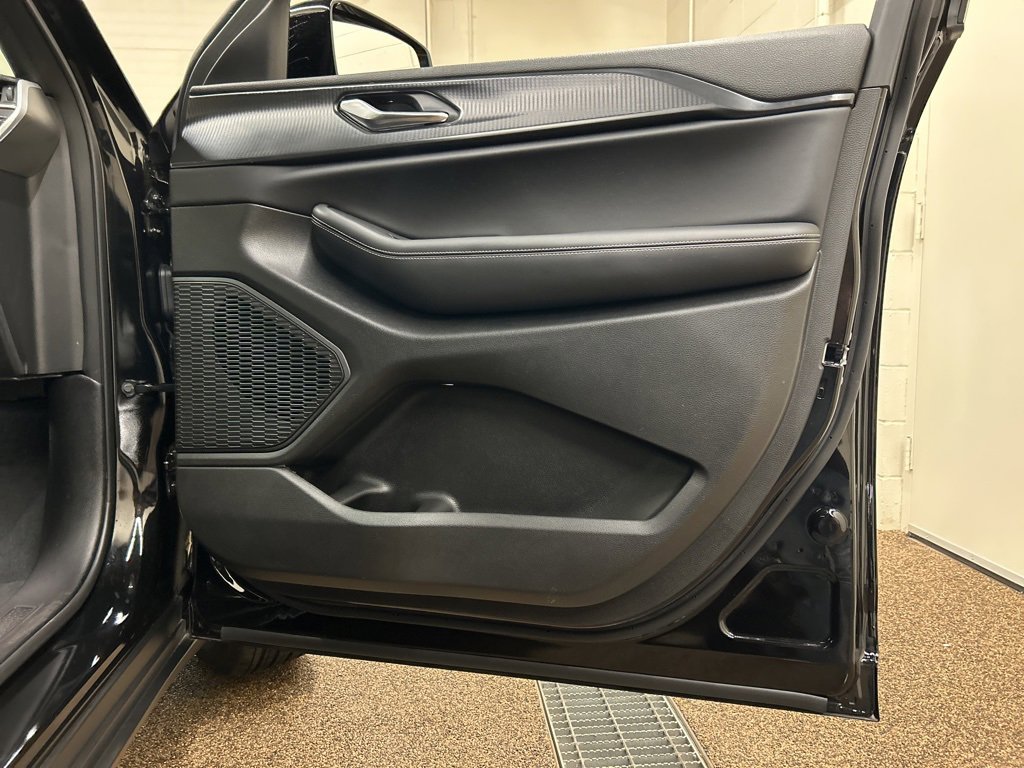 Used 2025 Jeep Grand Cherokee L Altitude image 16