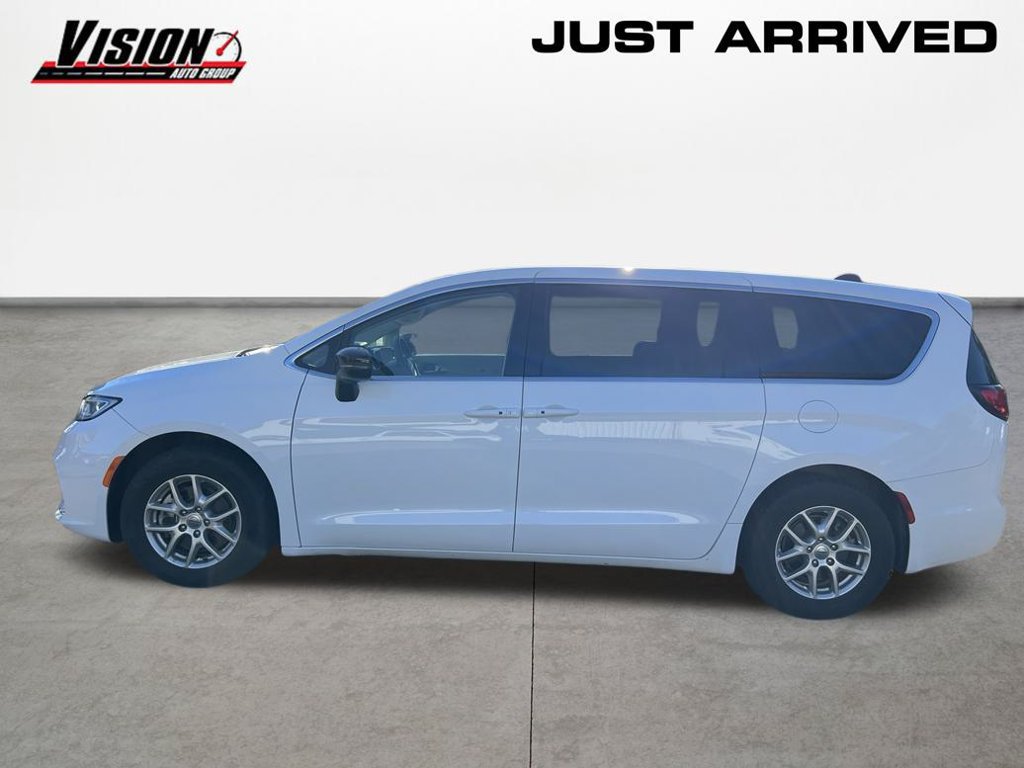 Used 2024 Chrysler Pacifica Touring-L FWD image 2