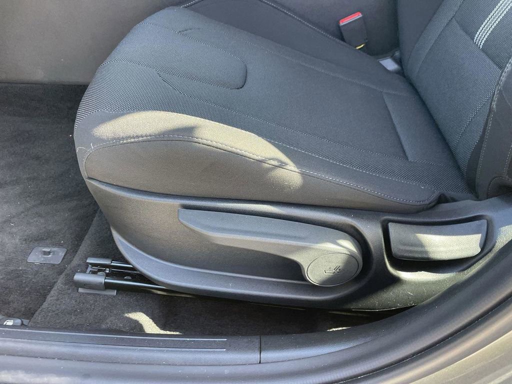 Certified 2024 Hyundai Elantra SE FWD image 22