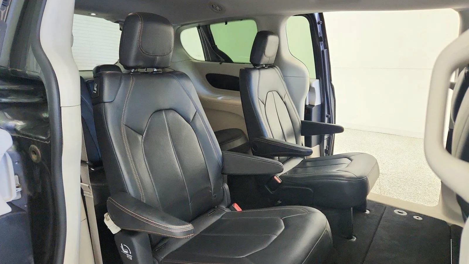Used 2017 Chrysler Pacifica Touring-L FWD image 31