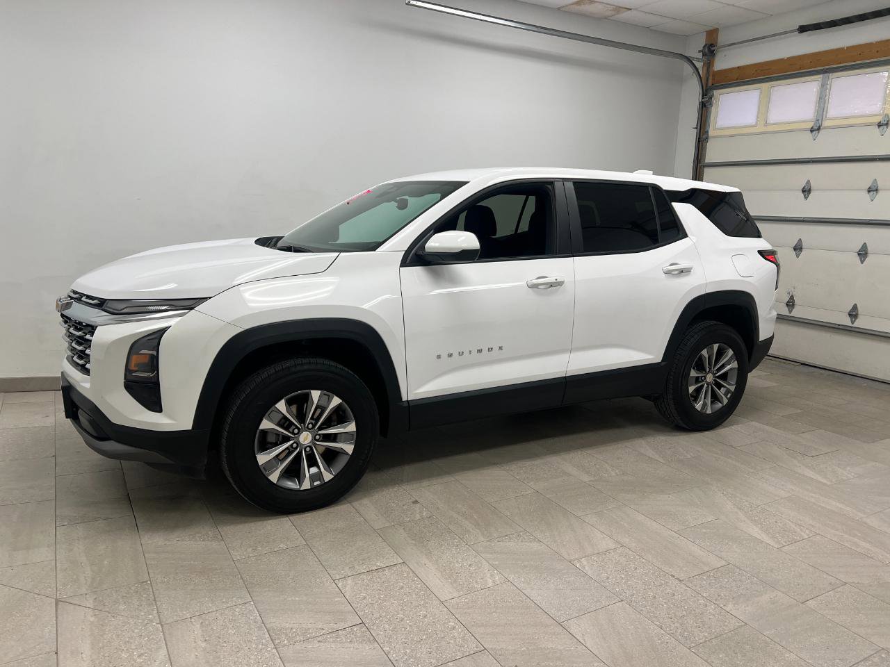 Used 2025 Chevrolet Equinox LT image 2