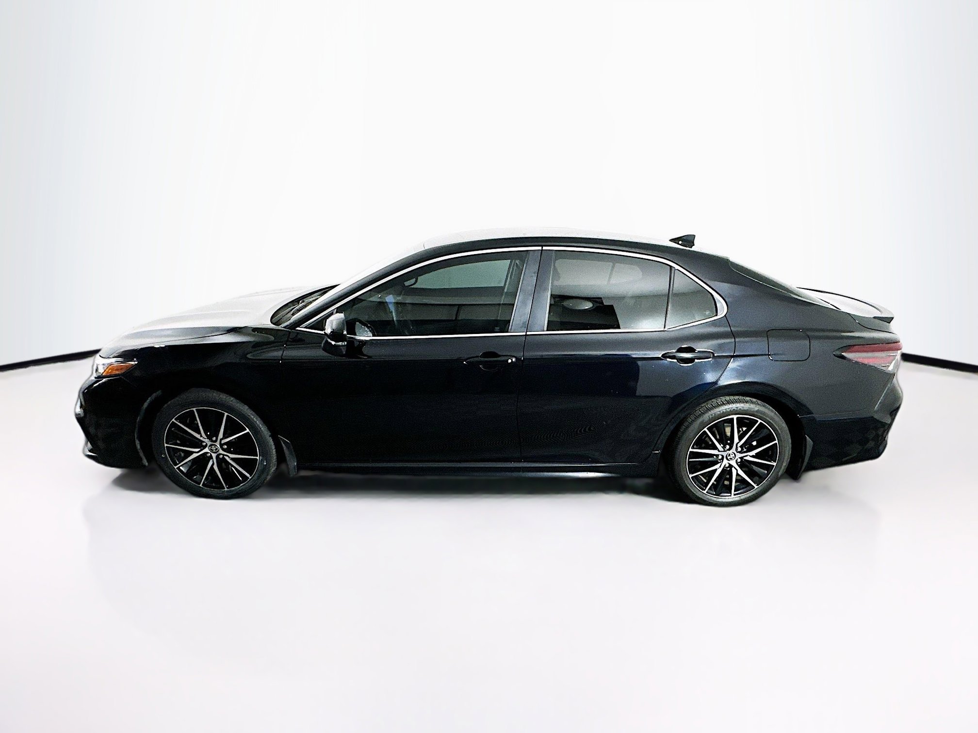 Used 2024 Toyota Camry SE image 4