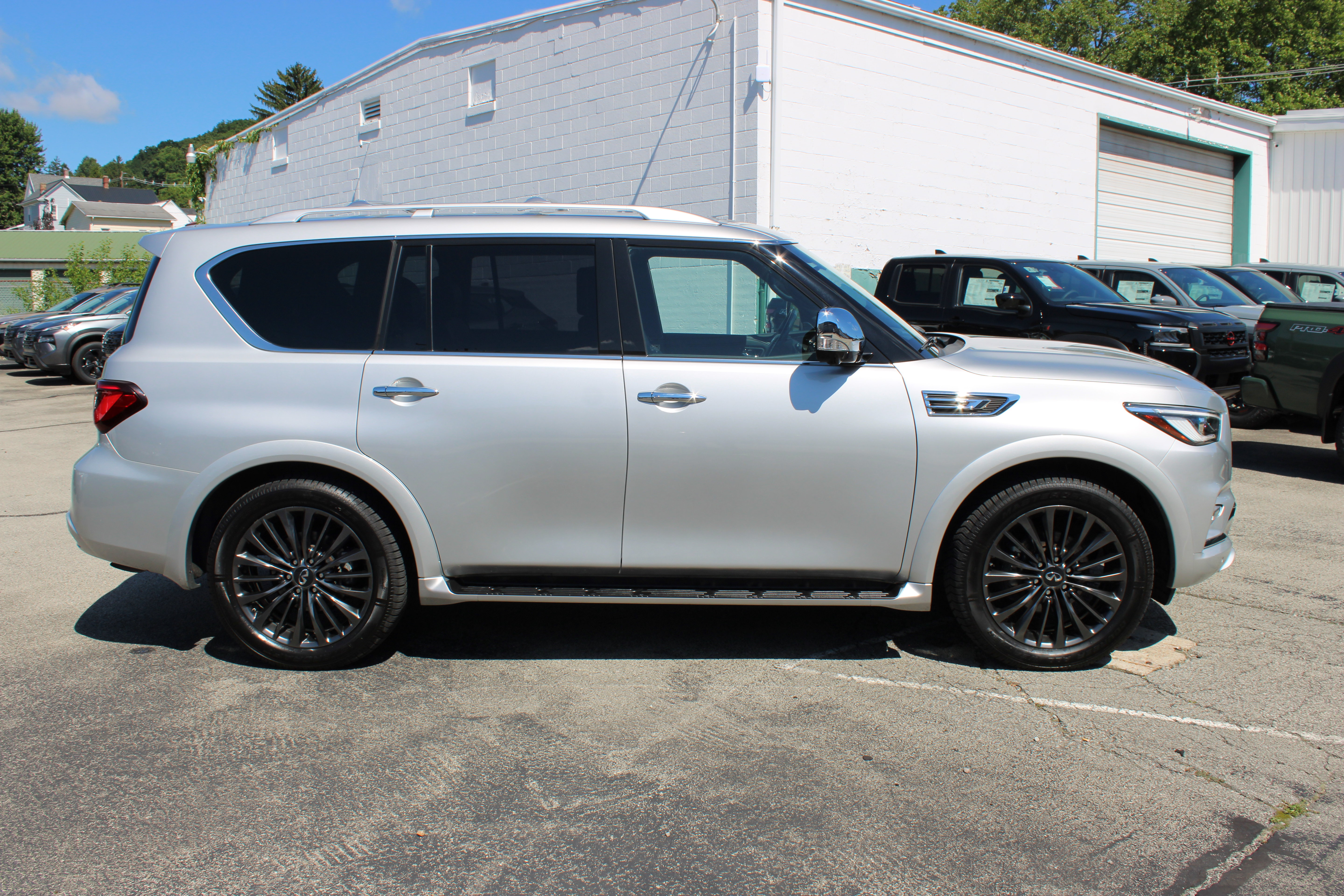 Used 2023 INFINITI QX80 Sensory w/ Cargo Package AWD/4WD image 11