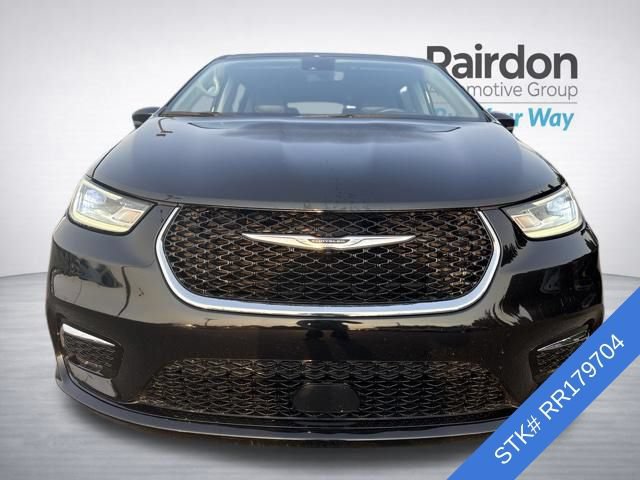 Used 2024 Chrysler Pacifica Touring-L FWD image 2