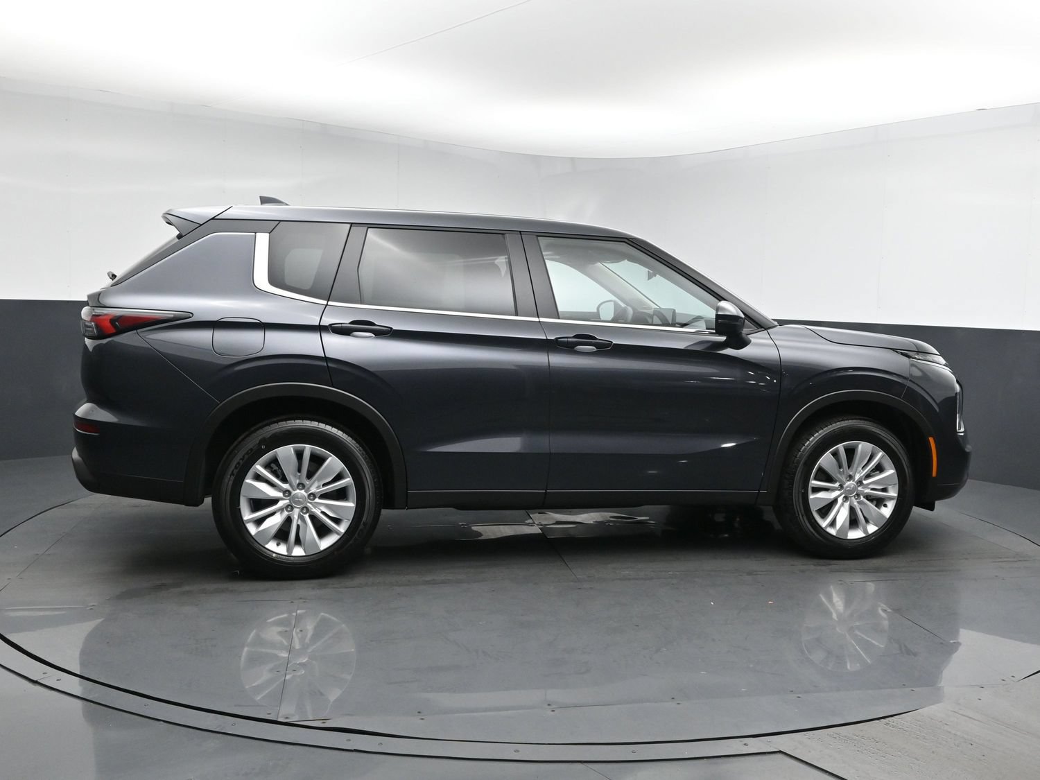 New 2026 Mitsubishi Outlander ES FWD image 3