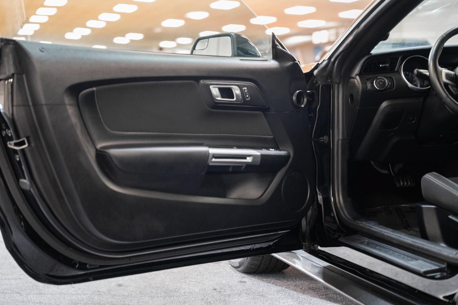 Used 2018 Ford Mustang Coupe RWD image 34