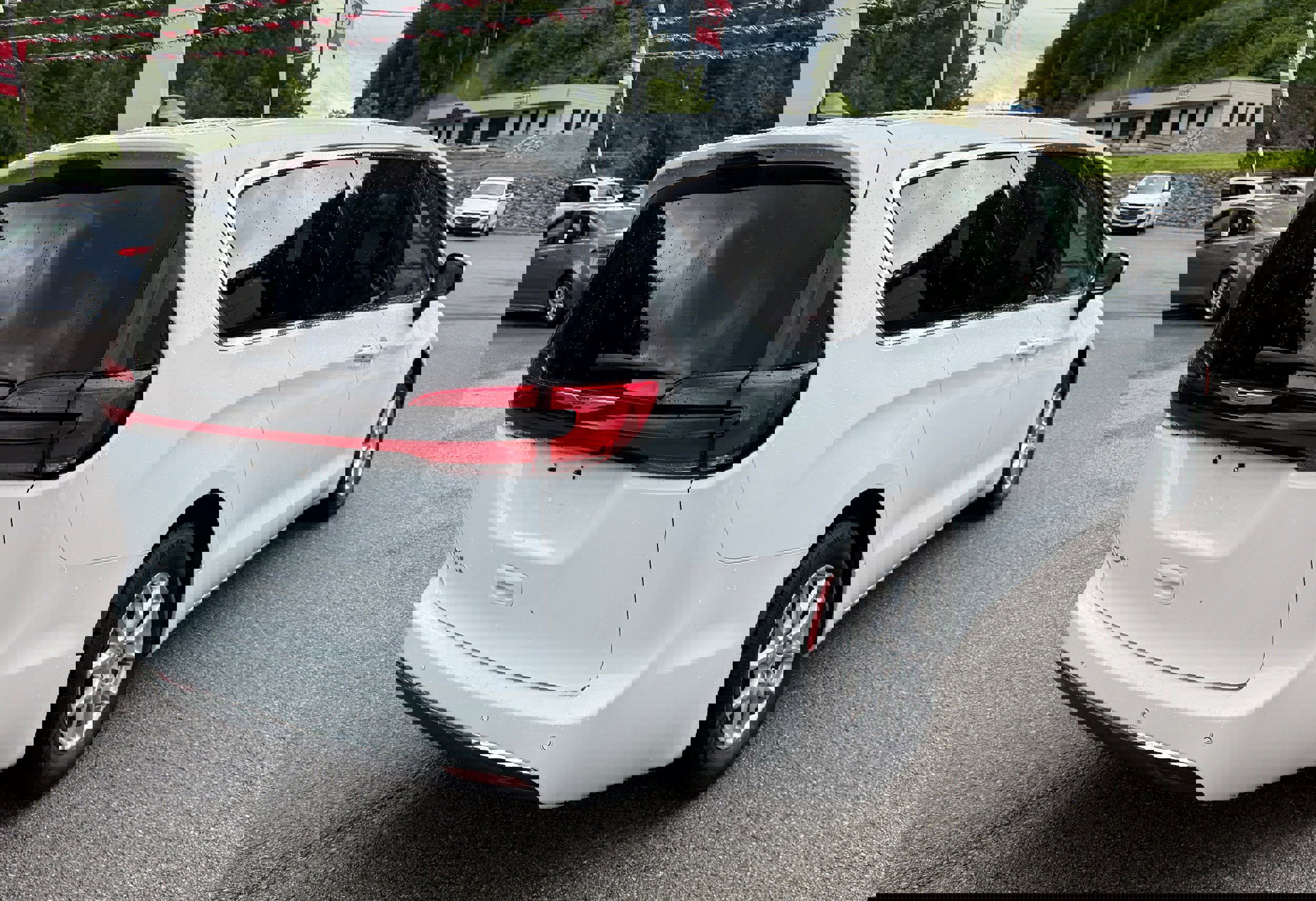 Used 2023 Chrysler Pacifica Touring-L image 7