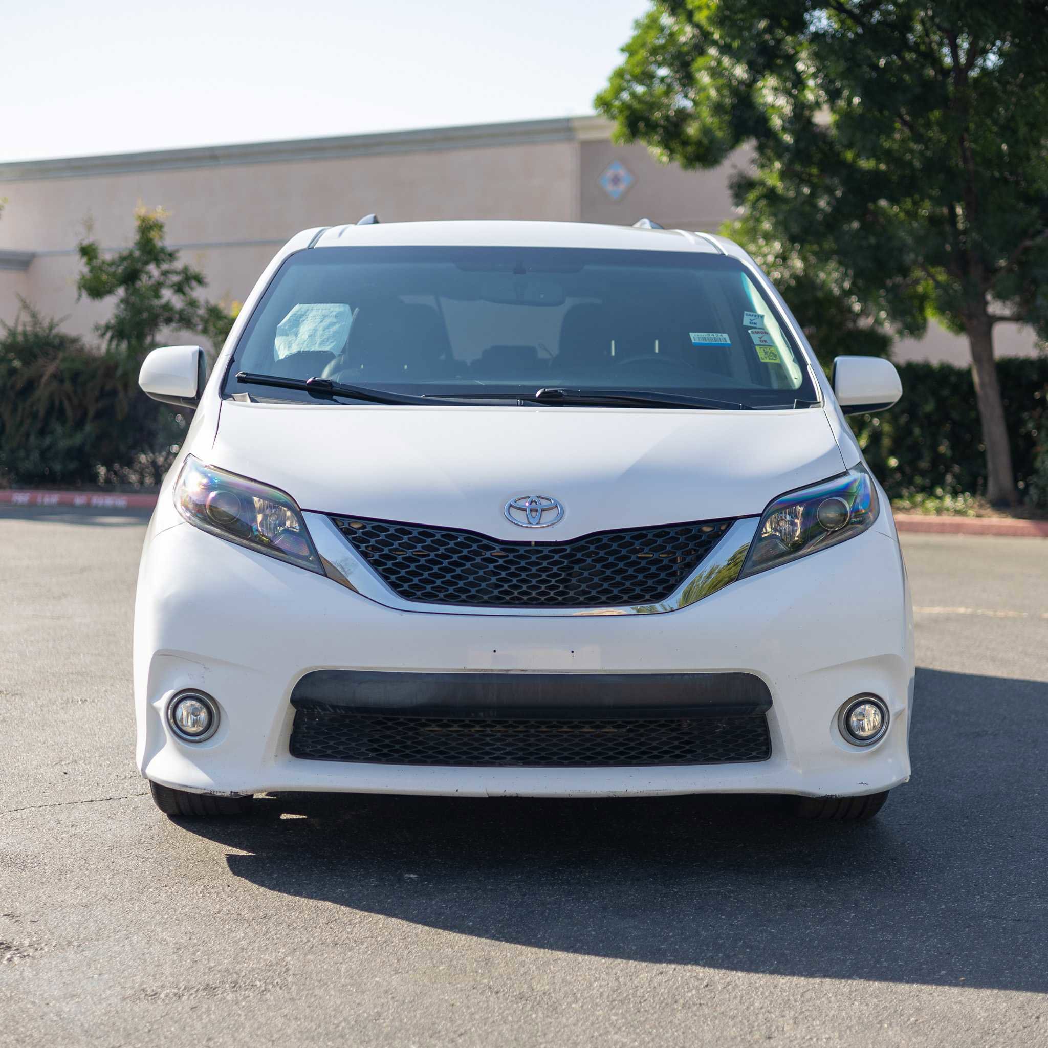 Used 2015 Toyota Sienna SE image 2