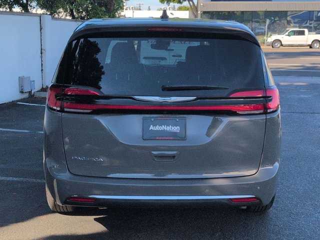 Used 2025 Chrysler Pacifica Select image 7
