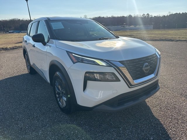 Used 2023 Nissan Rogue S image 2