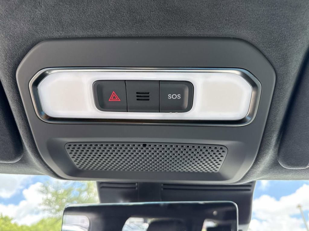 Used 2025 Rivian R1S Adventure AWD/4WD image 39