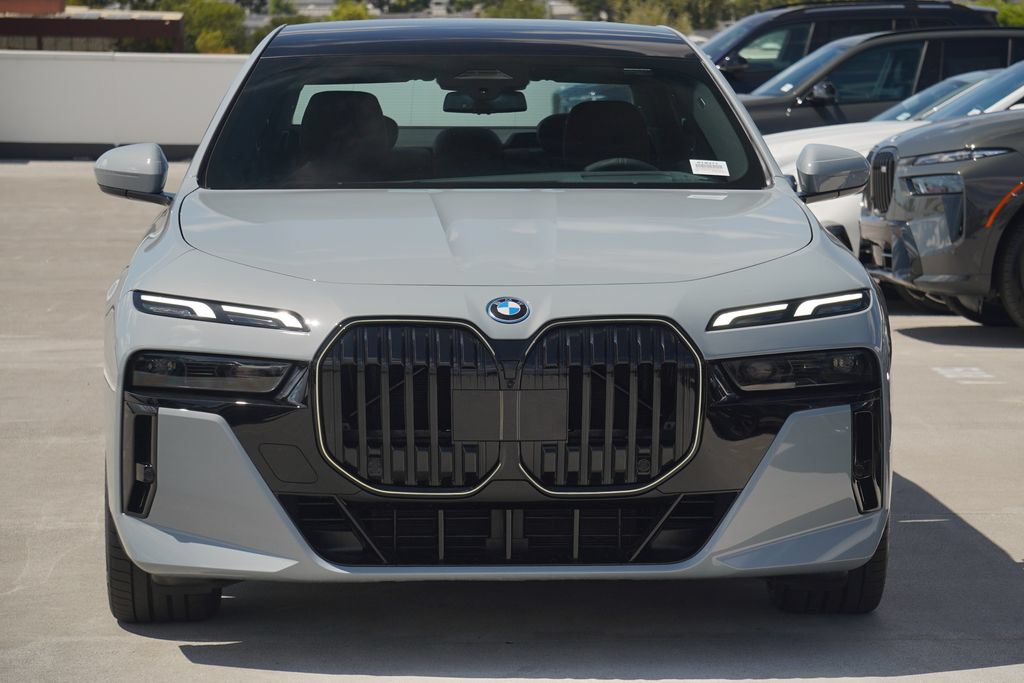 Used 2026 BMW 750e xDrive w/ Premium Package AWD/4WD image 2