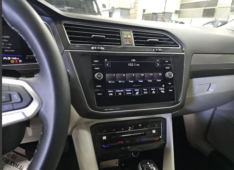 Used 2023 Volkswagen Tiguan SE w/ Panoramic Sunroof Package image 24