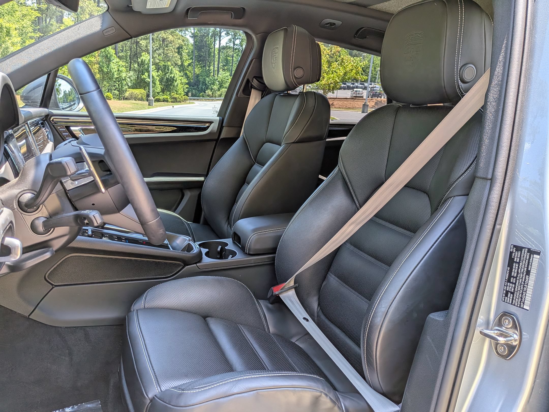 Certified 2025 Porsche Macan Turbo AWD/4WD image 5