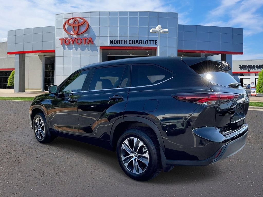 Used 2024 Toyota Highlander XLE AWD/4WD image 5
