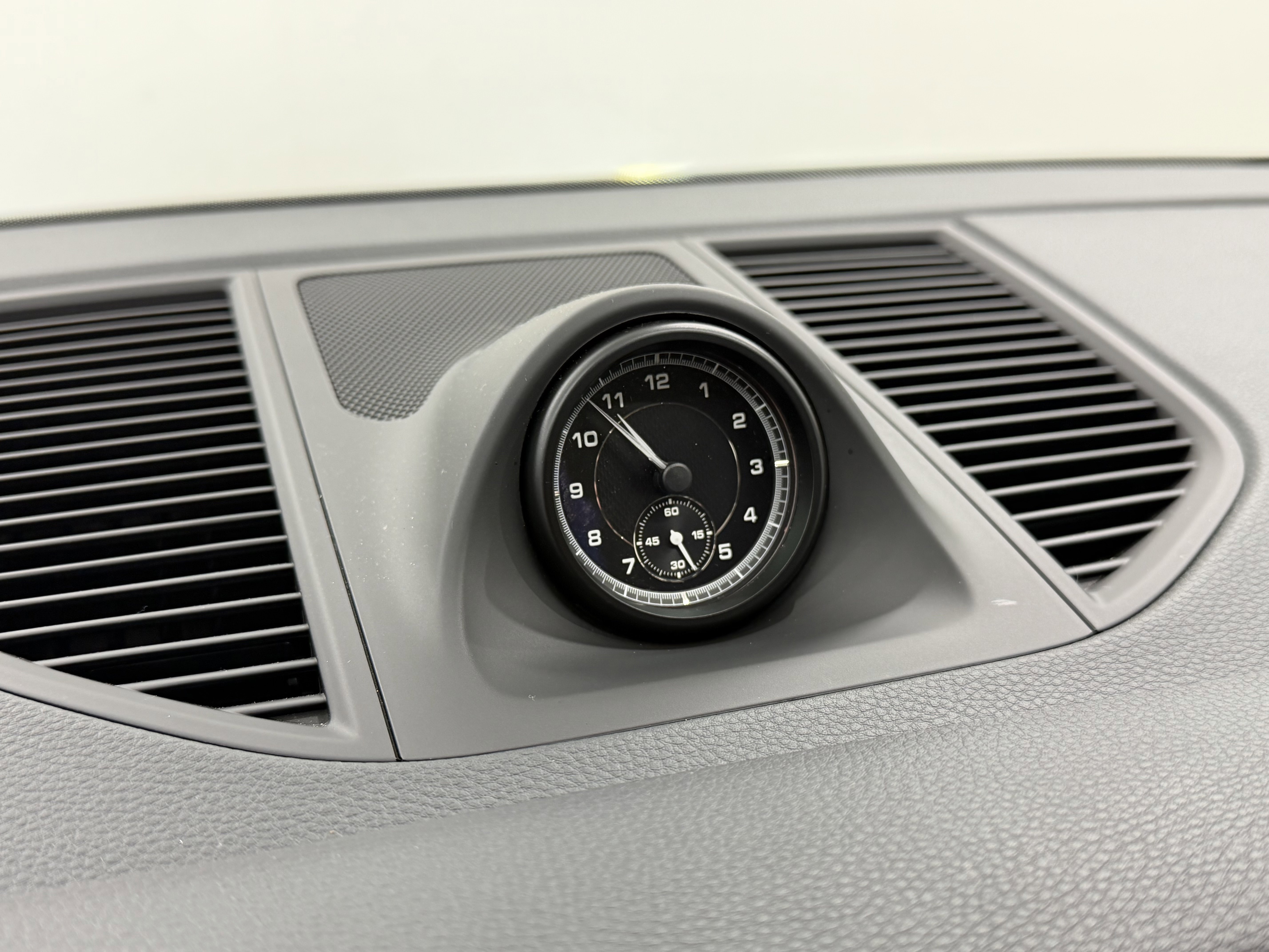 Certified 2025 Porsche Macan image 50