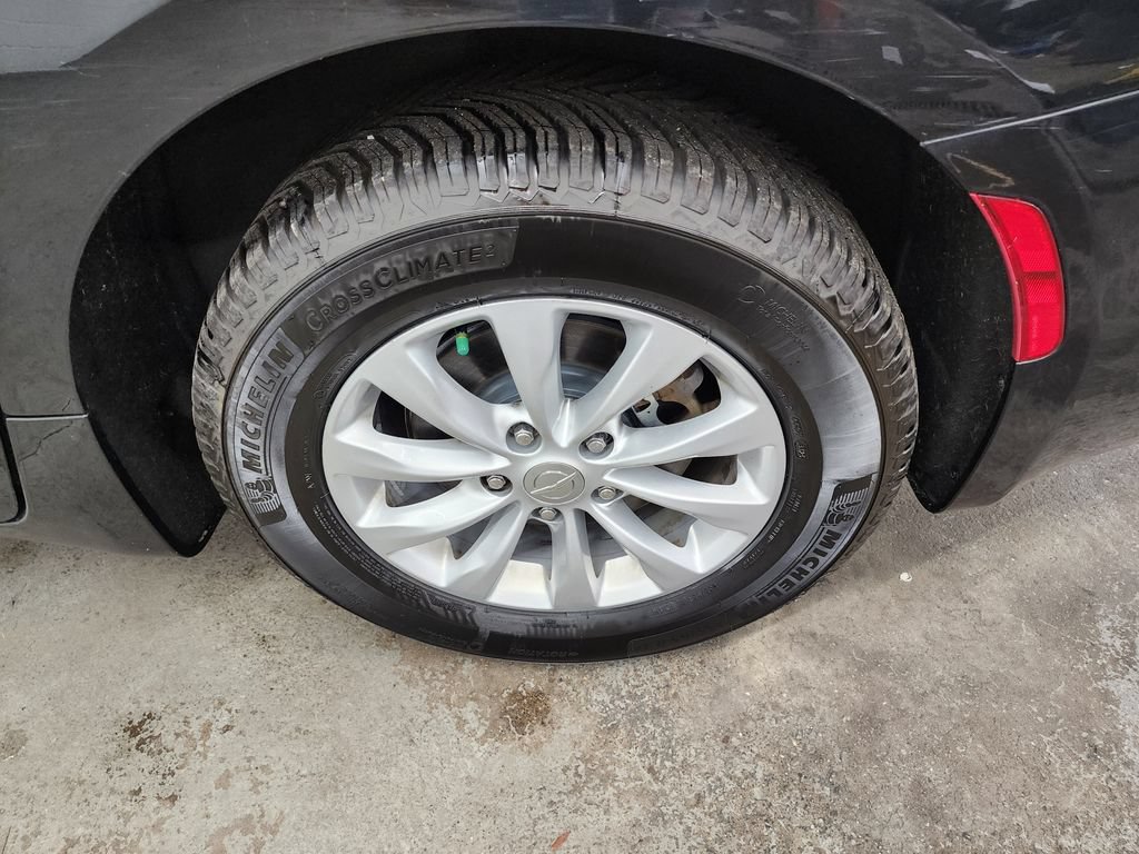Used 2017 Chrysler Pacifica Touring-L FWD image 37