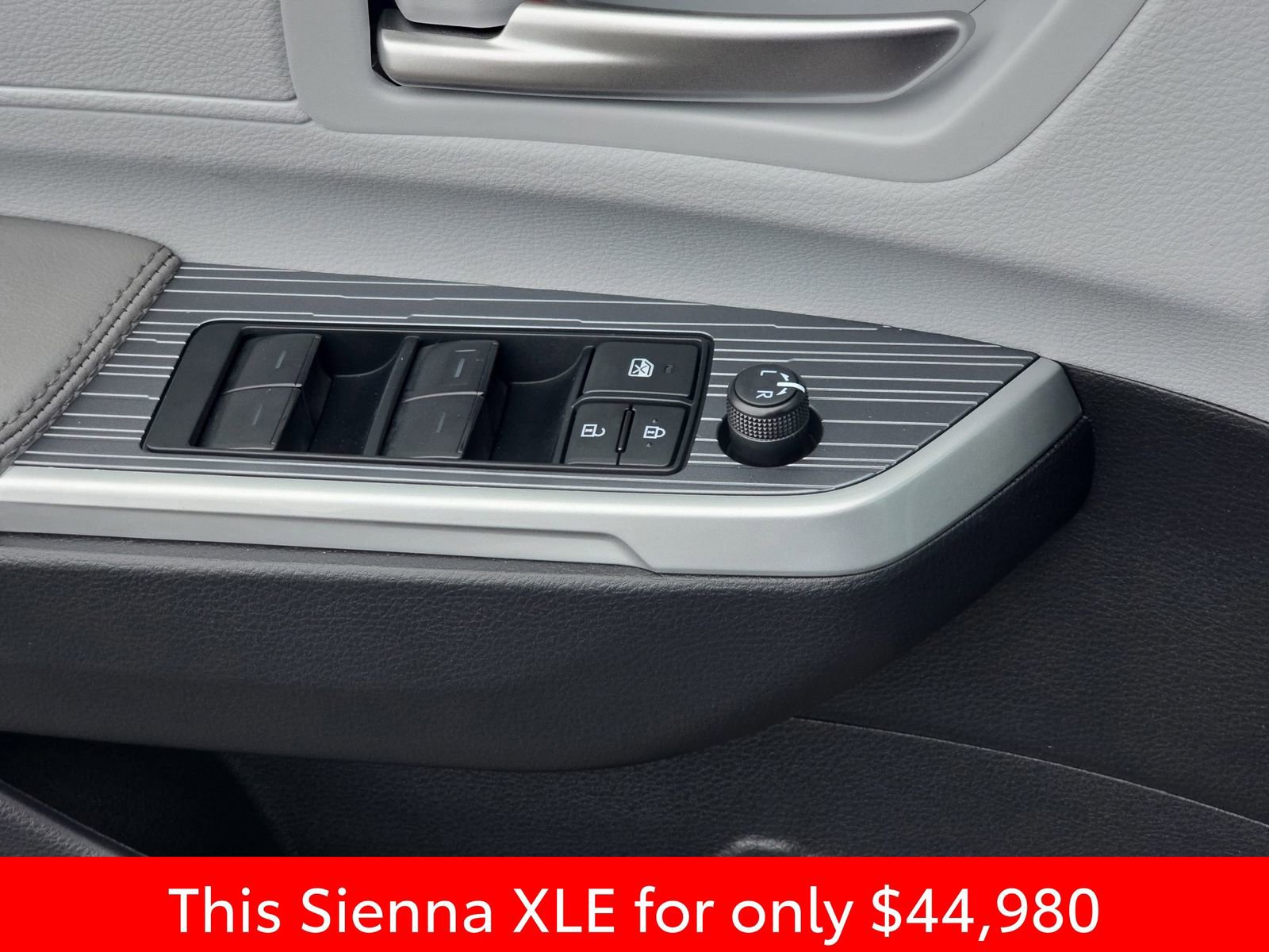 Used 2025 Toyota Sienna XLE image 36