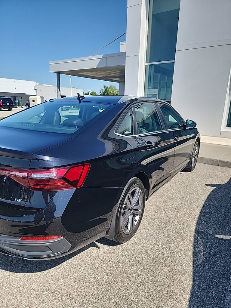 Used 2023 Volkswagen Jetta SE FWD image 3