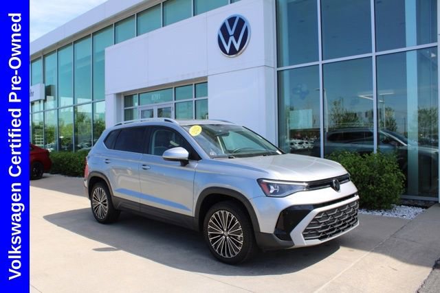 Used 2025 Volkswagen Taos SE w/ Panoramic Sunroof Package FWD image 1