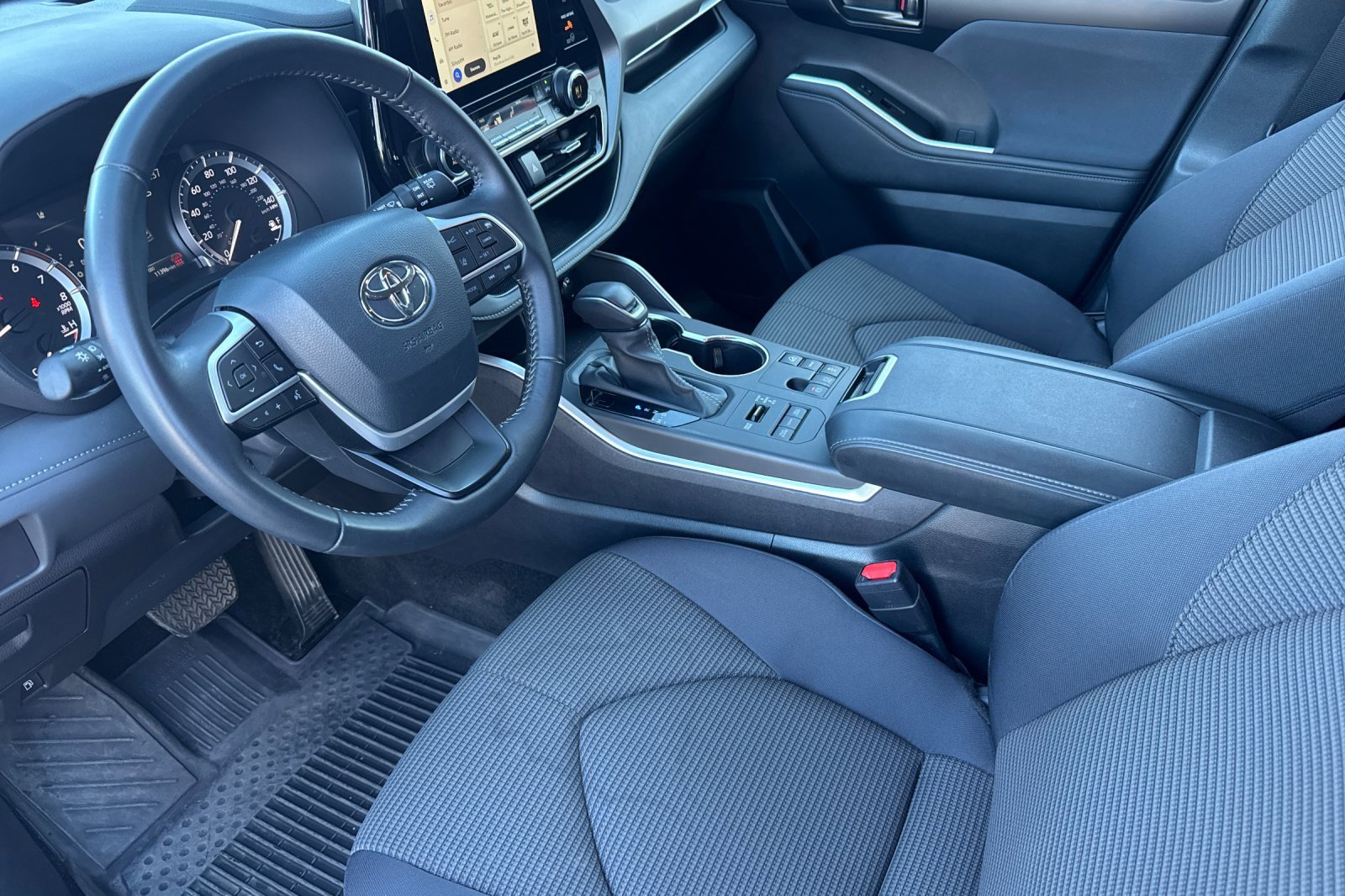 Used 2025 Toyota Highlander LE image 10