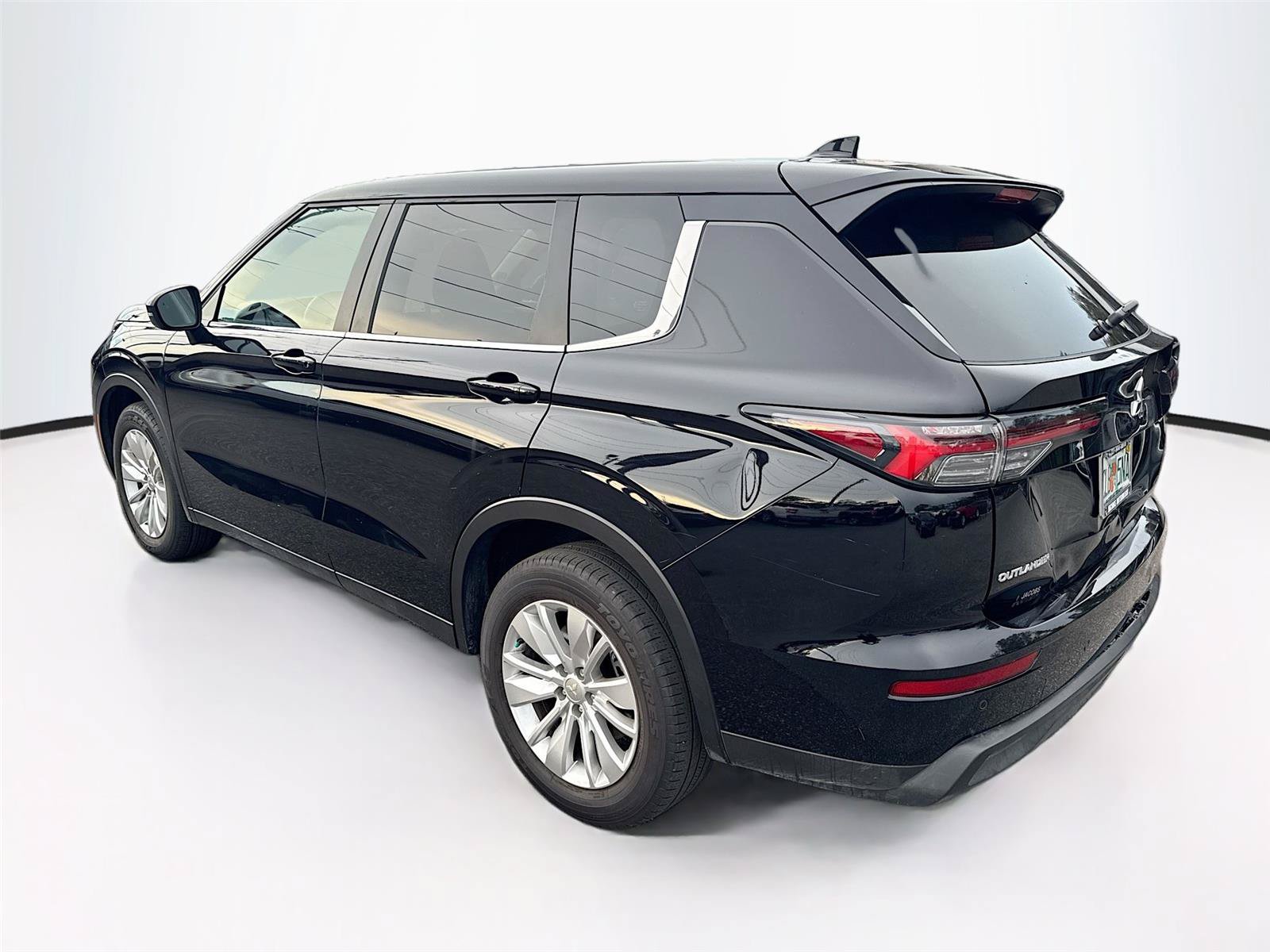 Used 2025 Mitsubishi Outlander ES FWD image 3