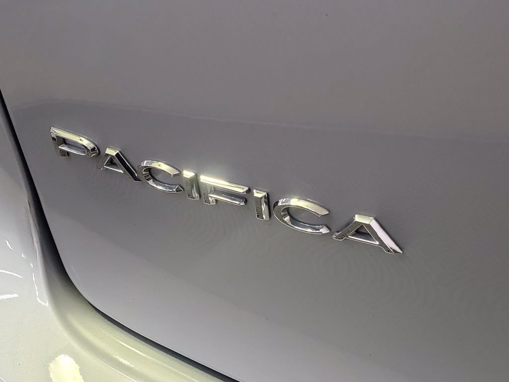 Used 2023 Chrysler Pacifica Touring-L AWD/4WD image 31